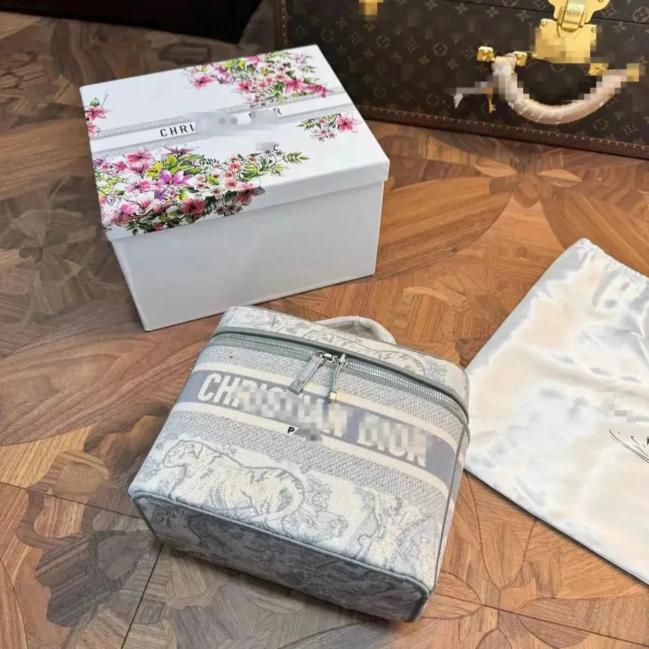 D Luxe Large Size Premium Makeup Bag
