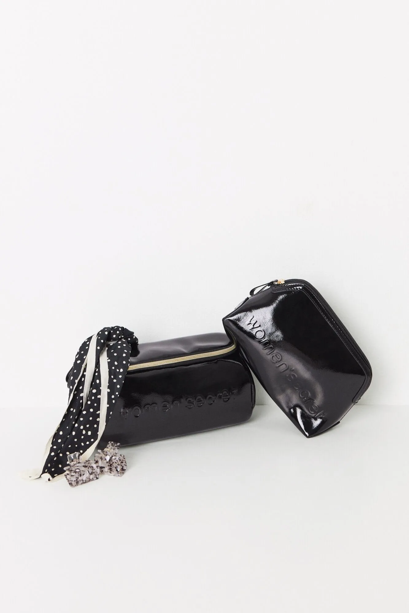 Medium black patent leather toiletry bag