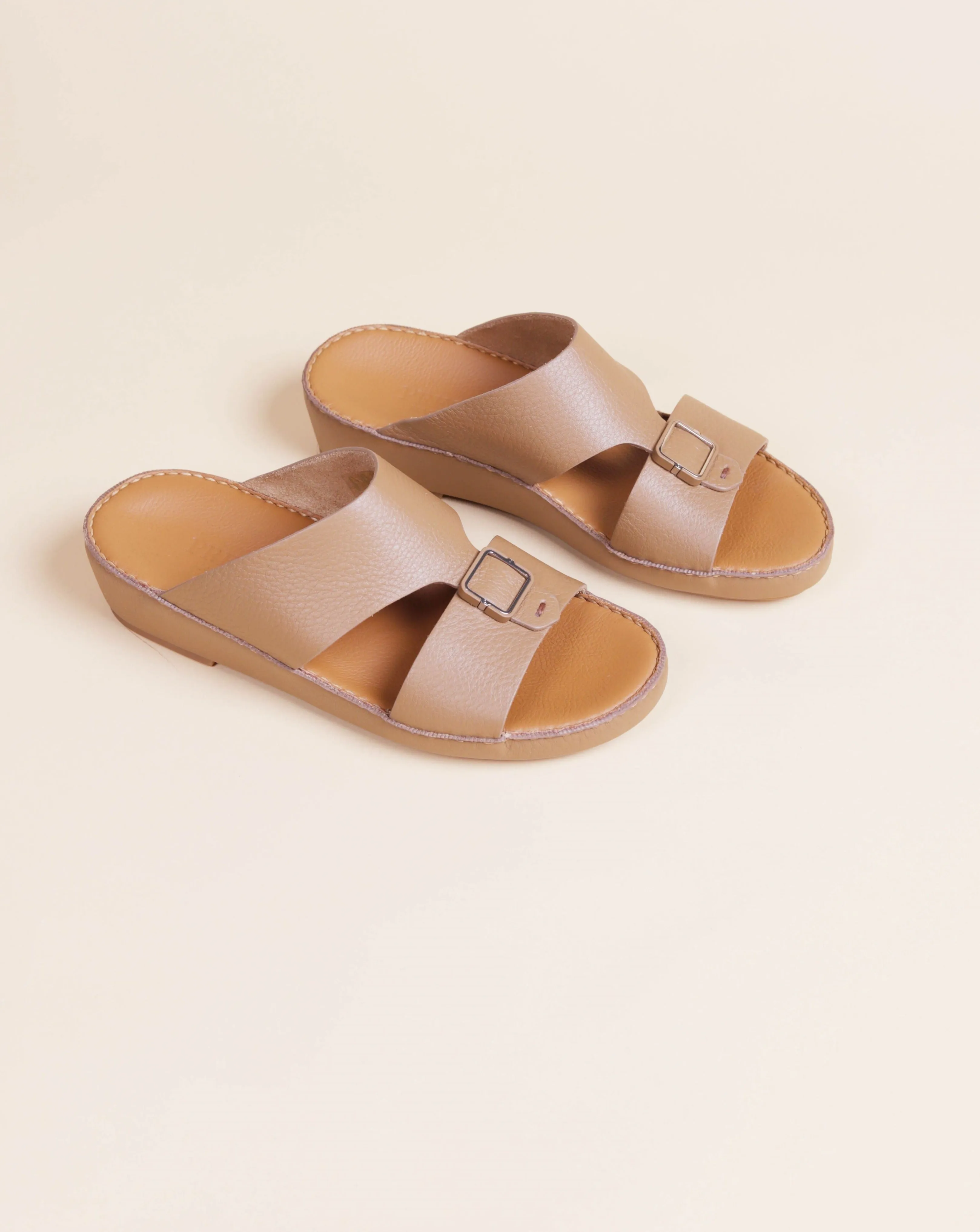 P3327  LEGACY TROTTER CAMEL
