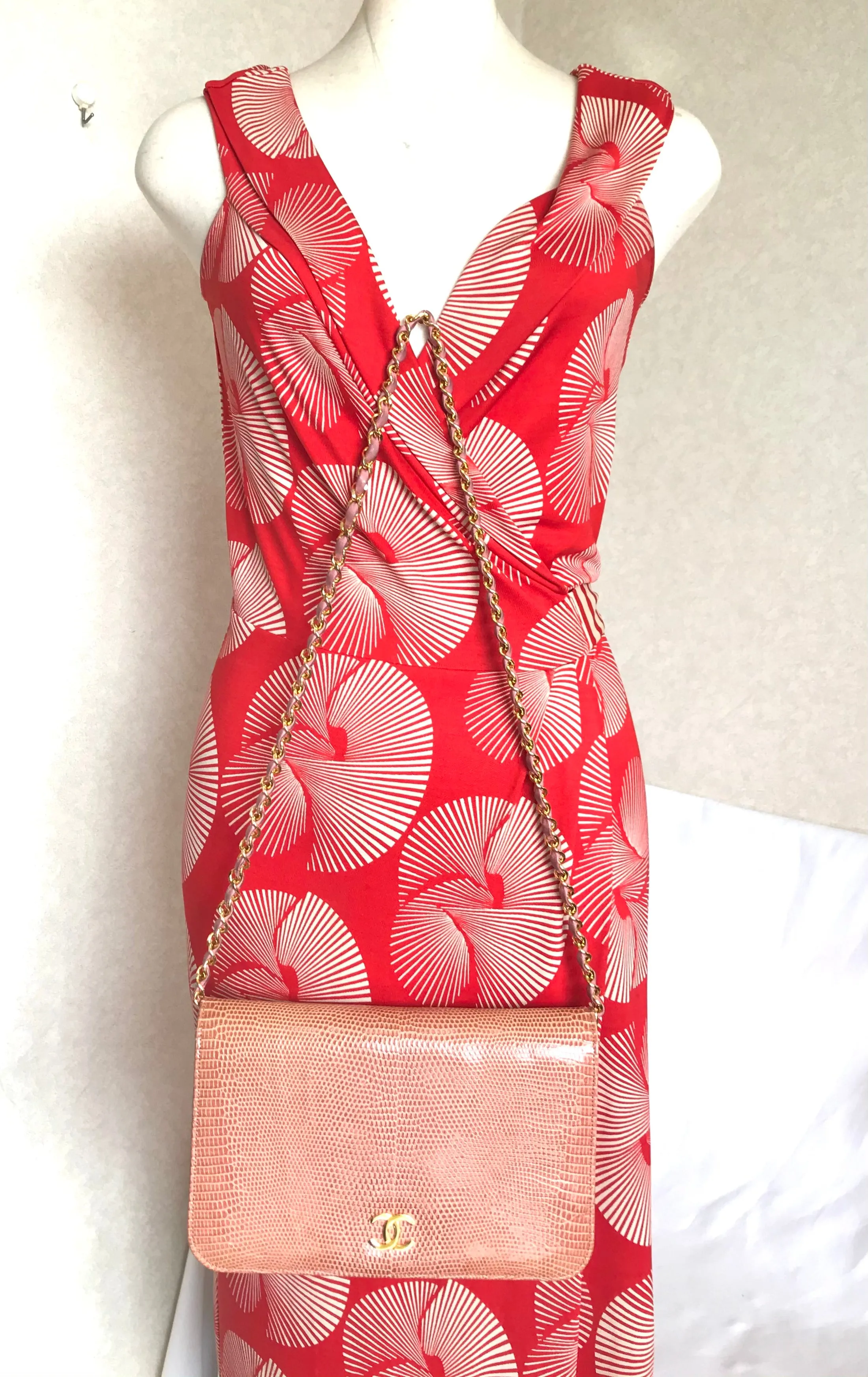 Vintage CHANEL milky pink genuine lizard leather 2.55 shoulder bag with golden CC mark and and chain strap. Rare masterpiece. 050323re10