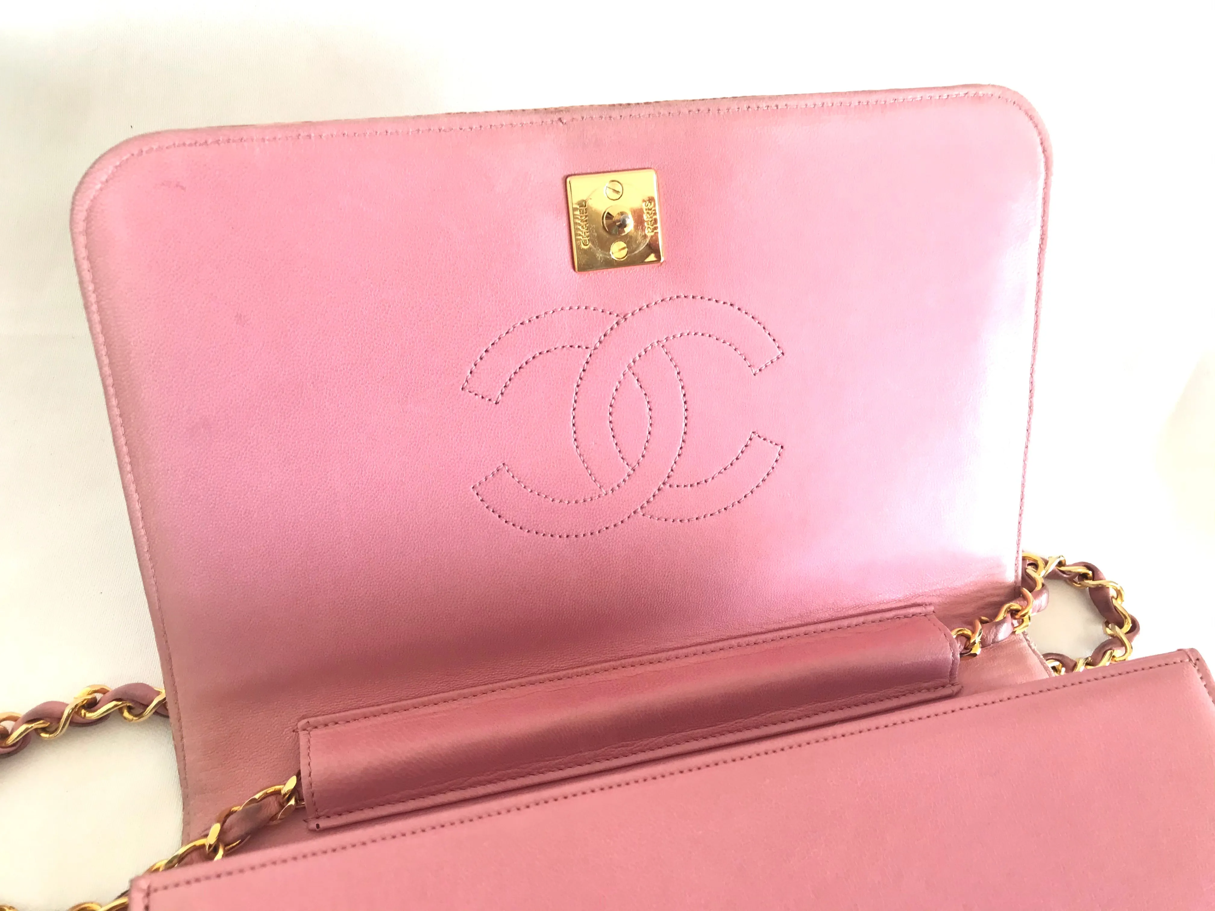 Vintage CHANEL milky pink genuine lizard leather 2.55 shoulder bag with golden CC mark and and chain strap. Rare masterpiece. 050323re10