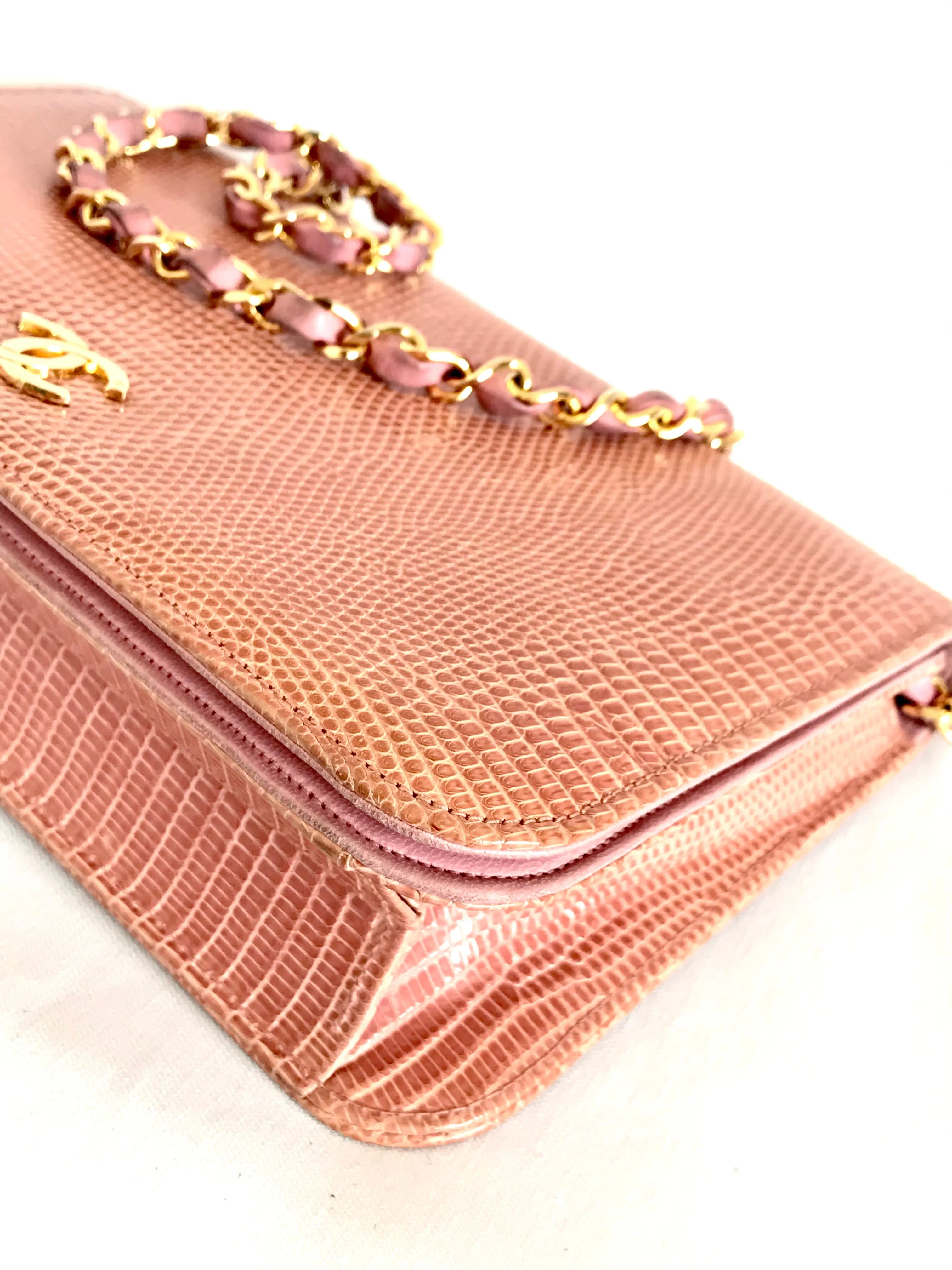 Vintage CHANEL milky pink genuine lizard leather 2.55 shoulder bag with golden CC mark and and chain strap. Rare masterpiece. 050323re10