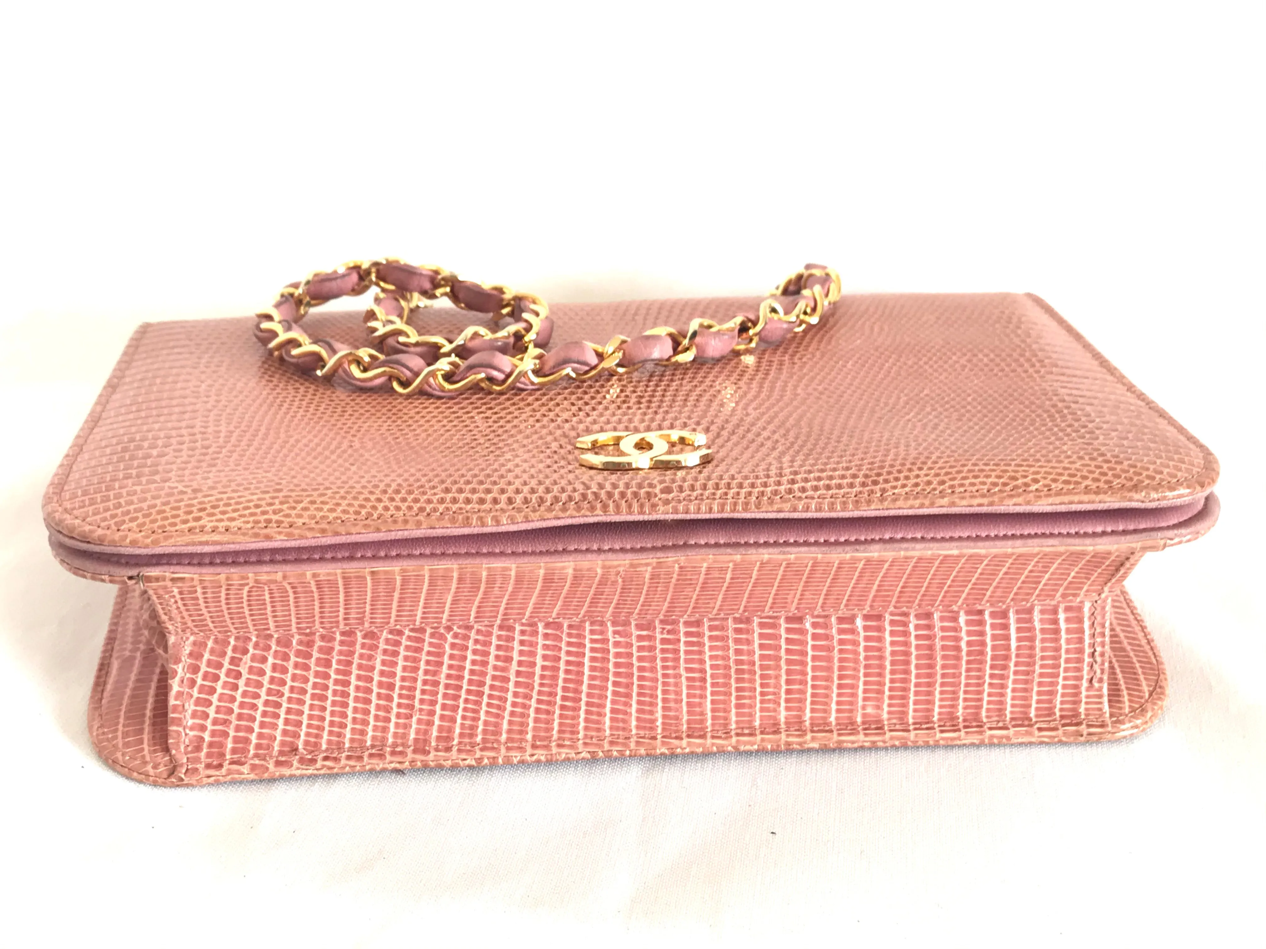 Vintage CHANEL milky pink genuine lizard leather 2.55 shoulder bag with golden CC mark and and chain strap. Rare masterpiece. 050323re10
