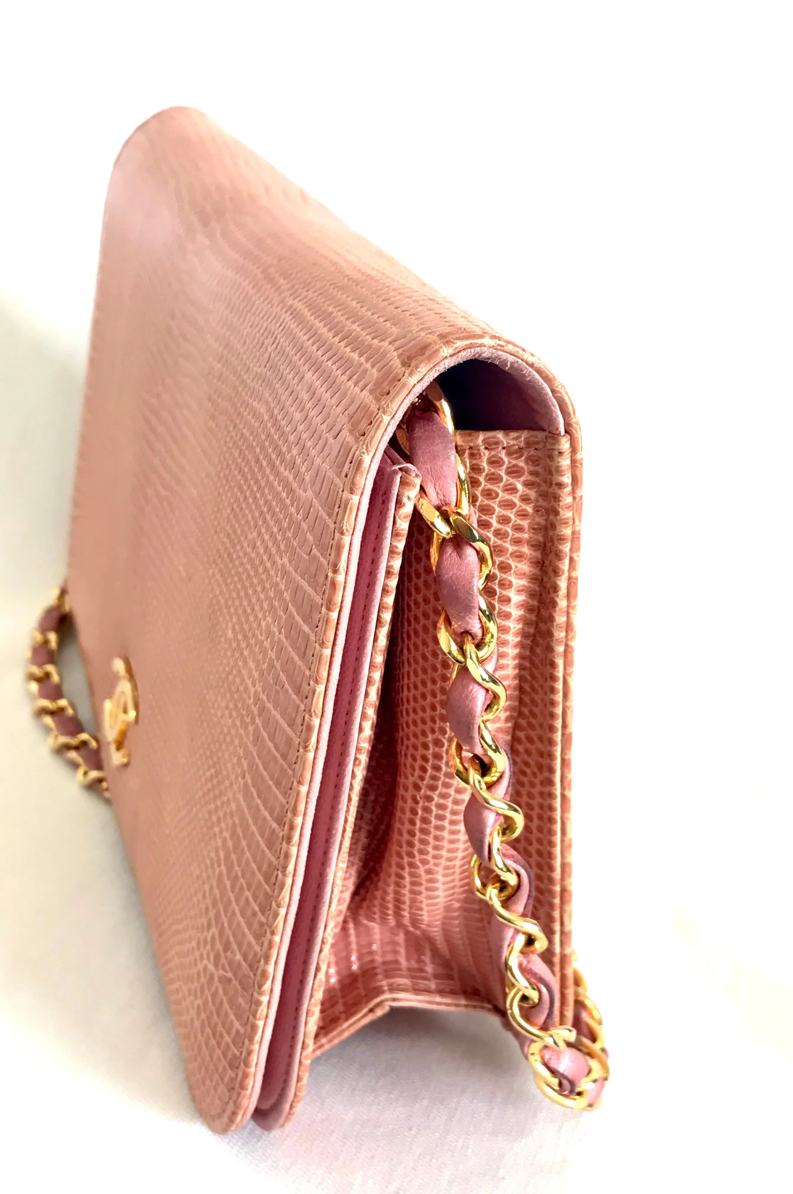 Vintage CHANEL milky pink genuine lizard leather 2.55 shoulder bag with golden CC mark and and chain strap. Rare masterpiece. 050323re10