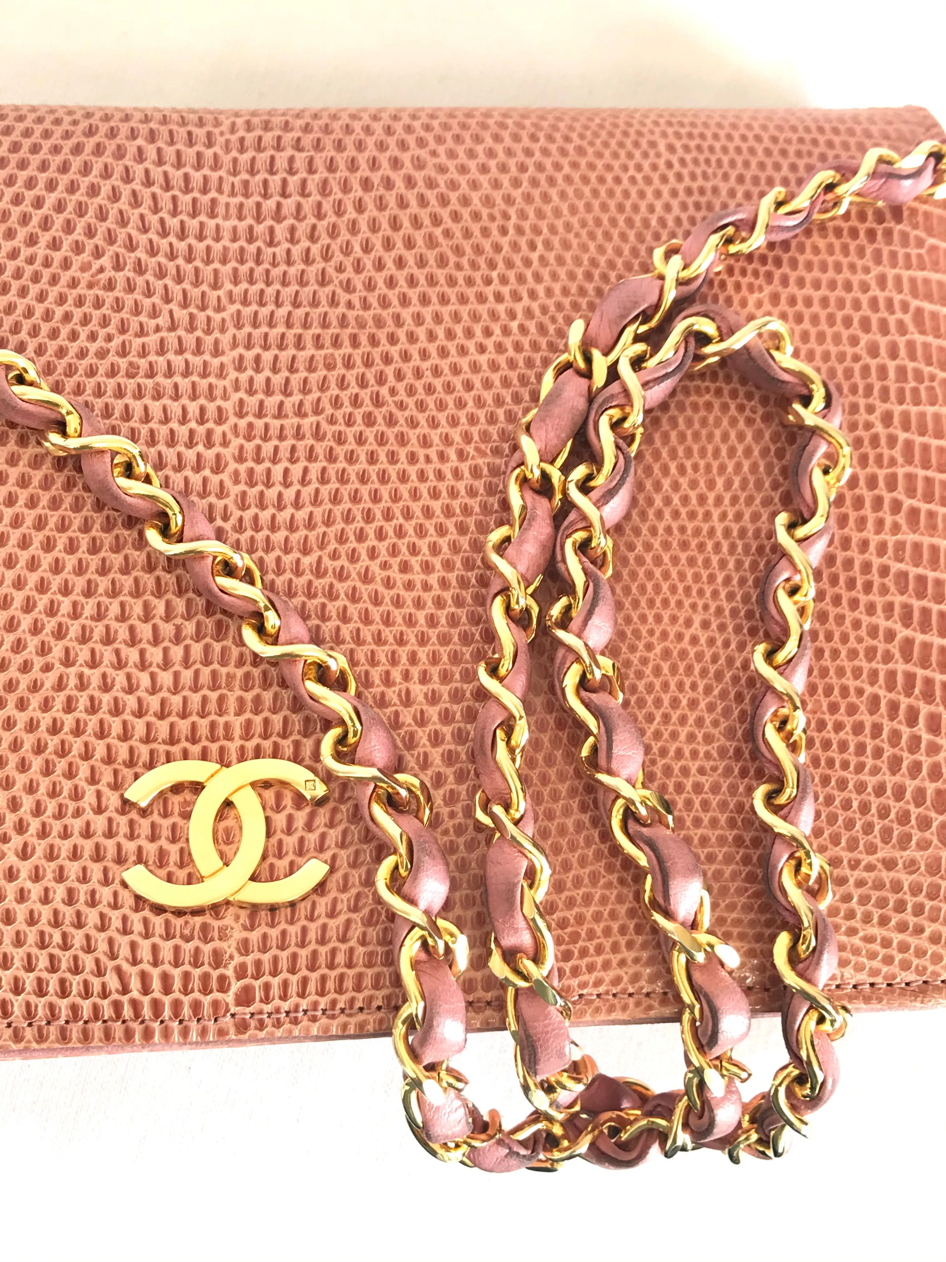 Vintage CHANEL milky pink genuine lizard leather 2.55 shoulder bag with golden CC mark and and chain strap. Rare masterpiece. 050323re10