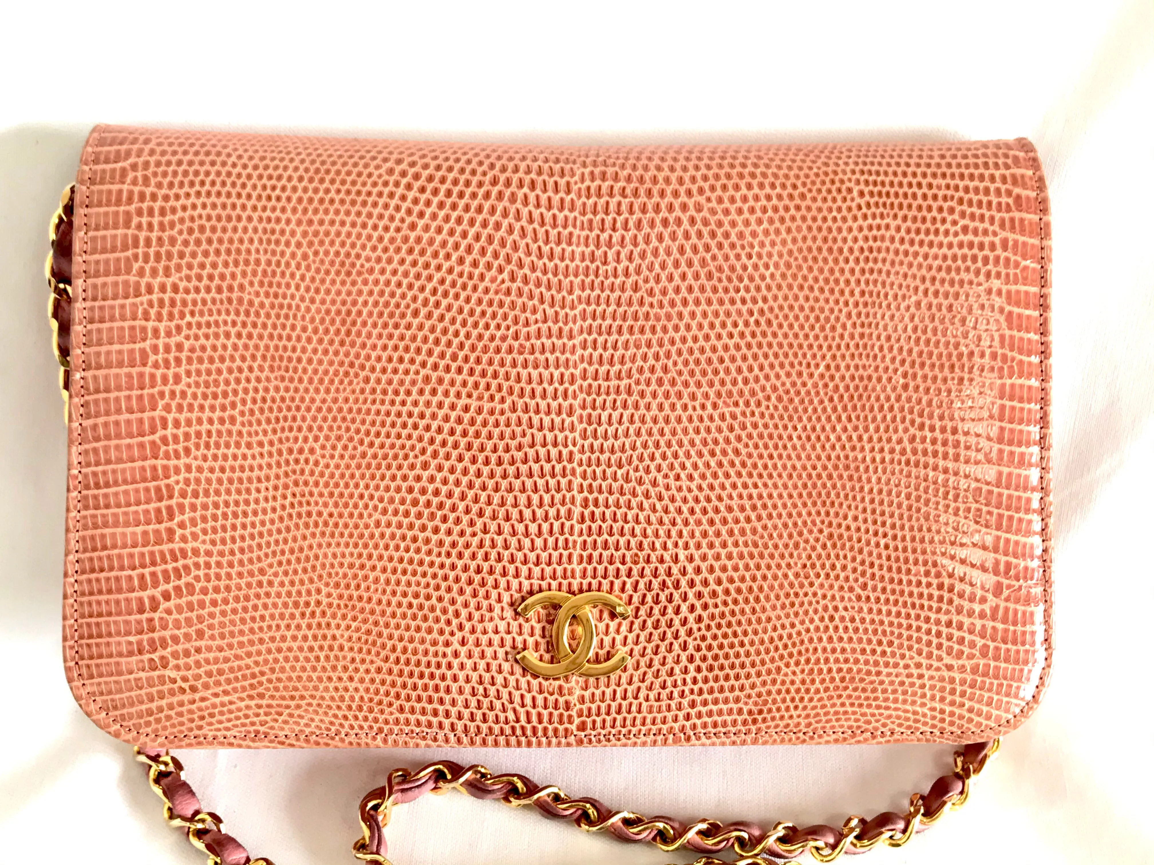 Vintage CHANEL milky pink genuine lizard leather 2.55 shoulder bag with golden CC mark and and chain strap. Rare masterpiece. 050323re10