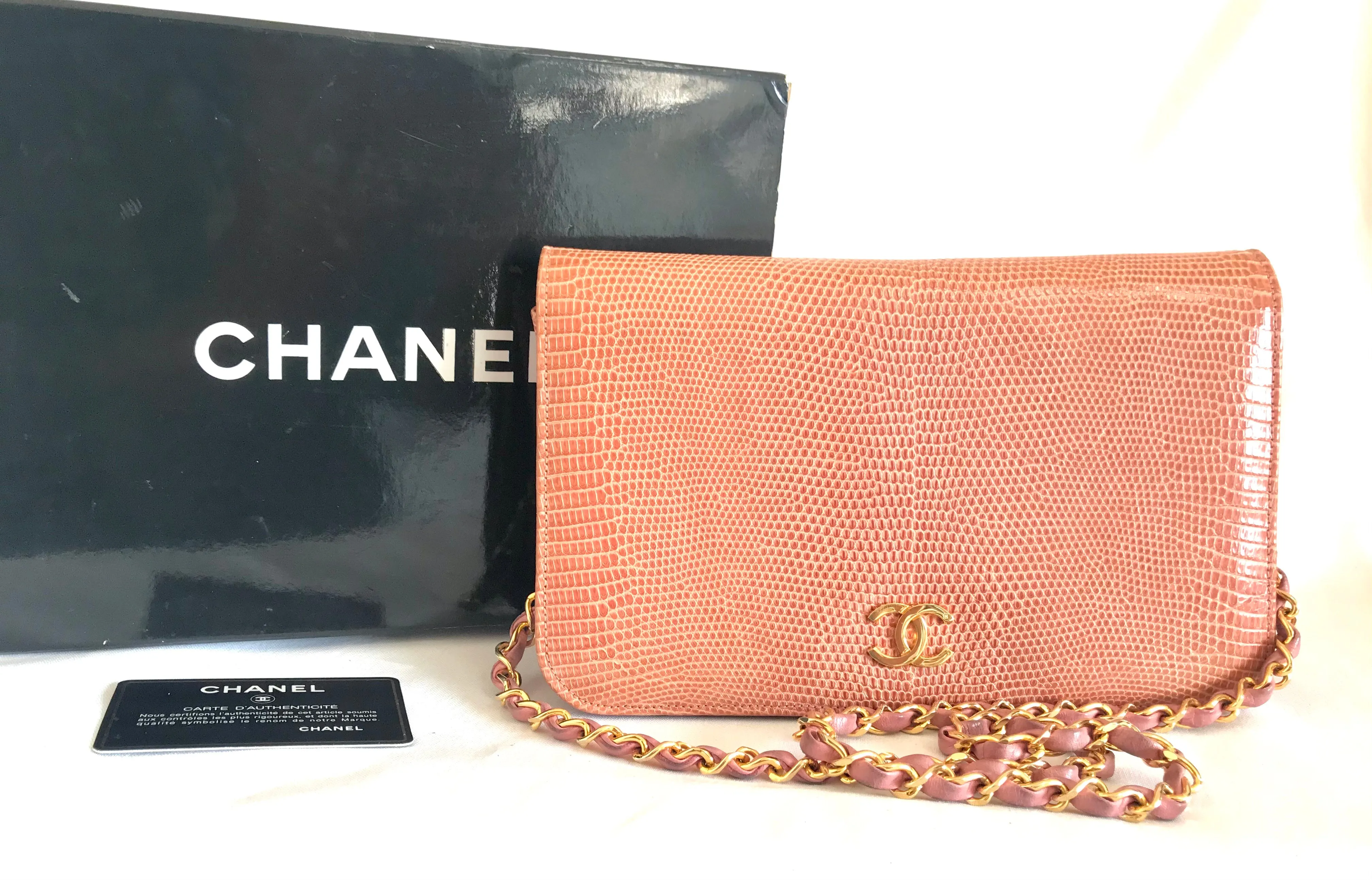 Vintage CHANEL milky pink genuine lizard leather 2.55 shoulder bag with golden CC mark and and chain strap. Rare masterpiece. 050323re10