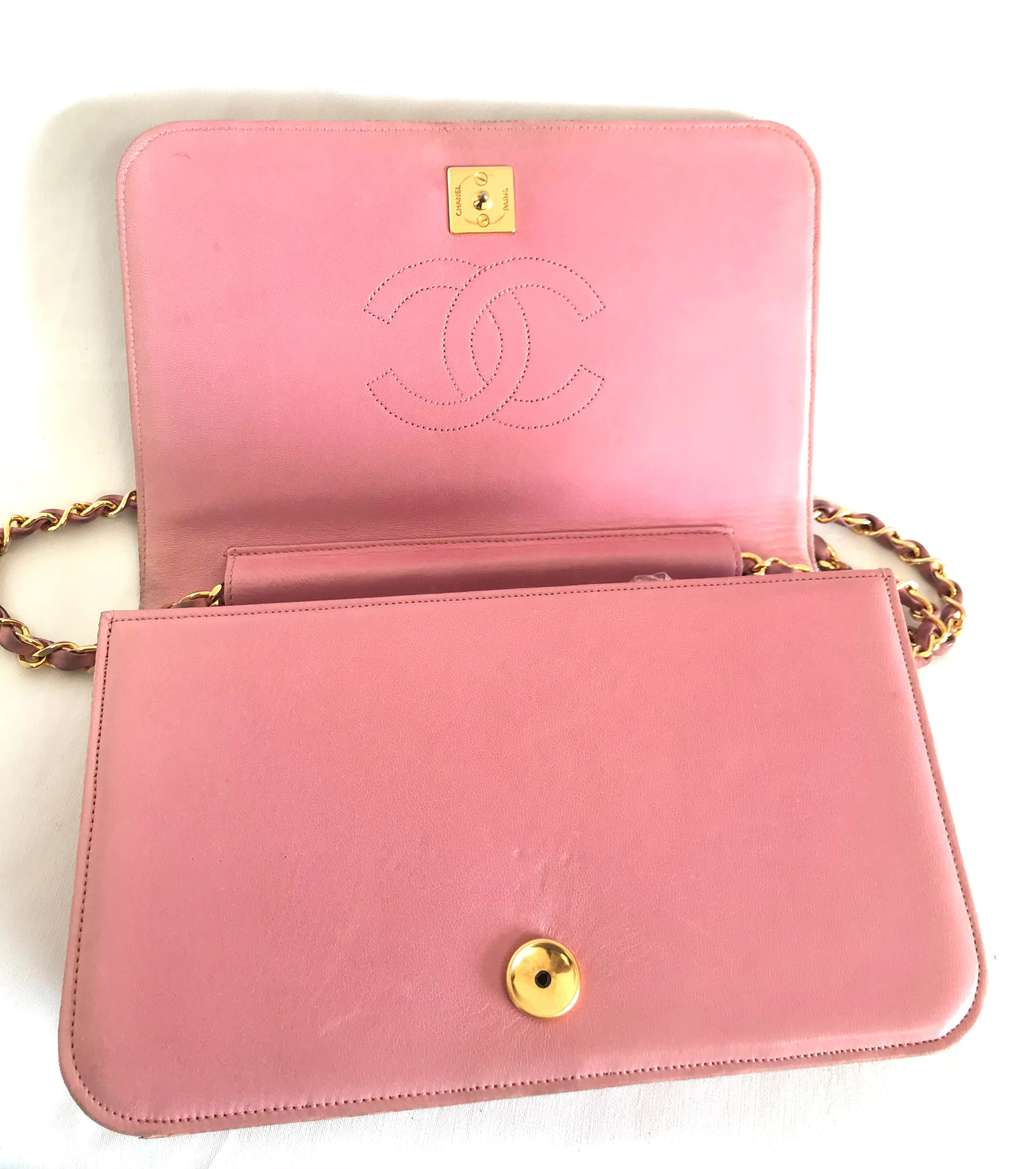 Vintage CHANEL milky pink genuine lizard leather 2.55 shoulder bag with golden CC mark and and chain strap. Rare masterpiece. 050323re10