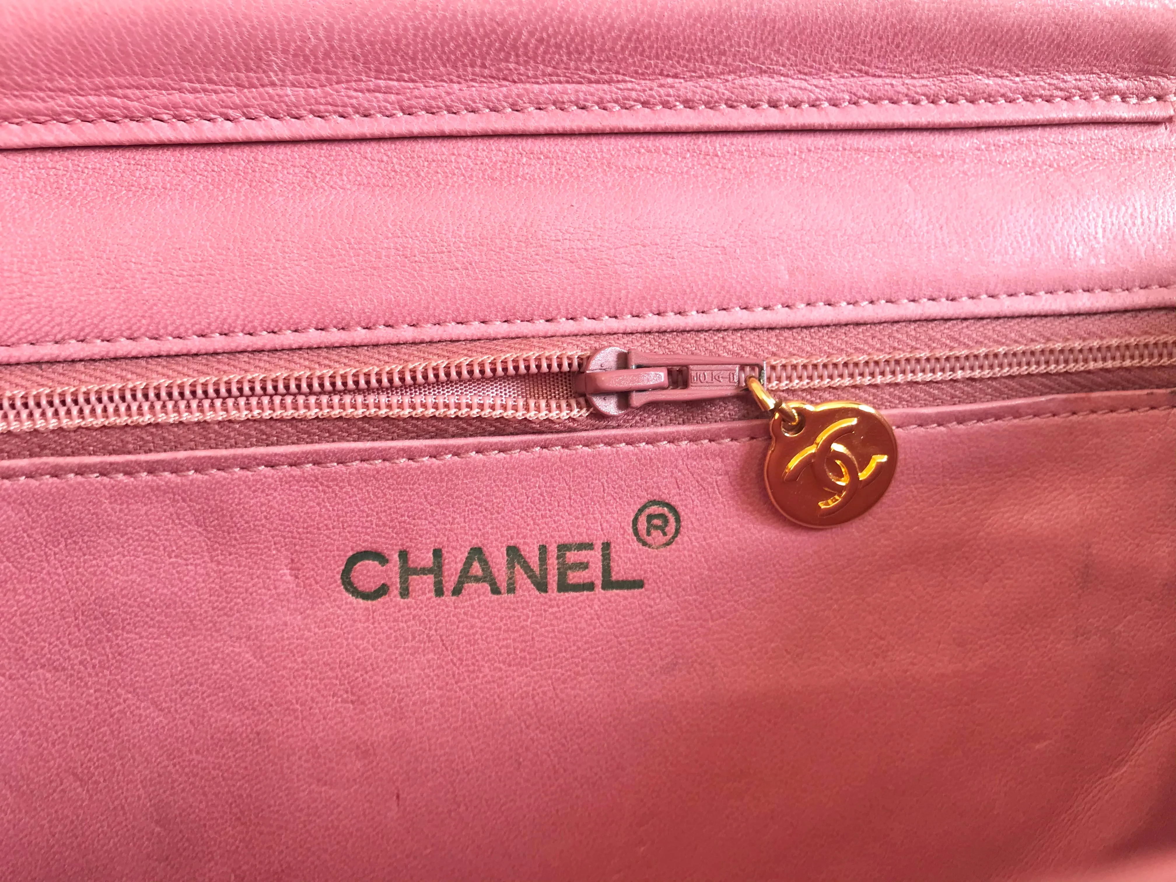 Vintage CHANEL milky pink genuine lizard leather 2.55 shoulder bag with golden CC mark and and chain strap. Rare masterpiece. 050323re10