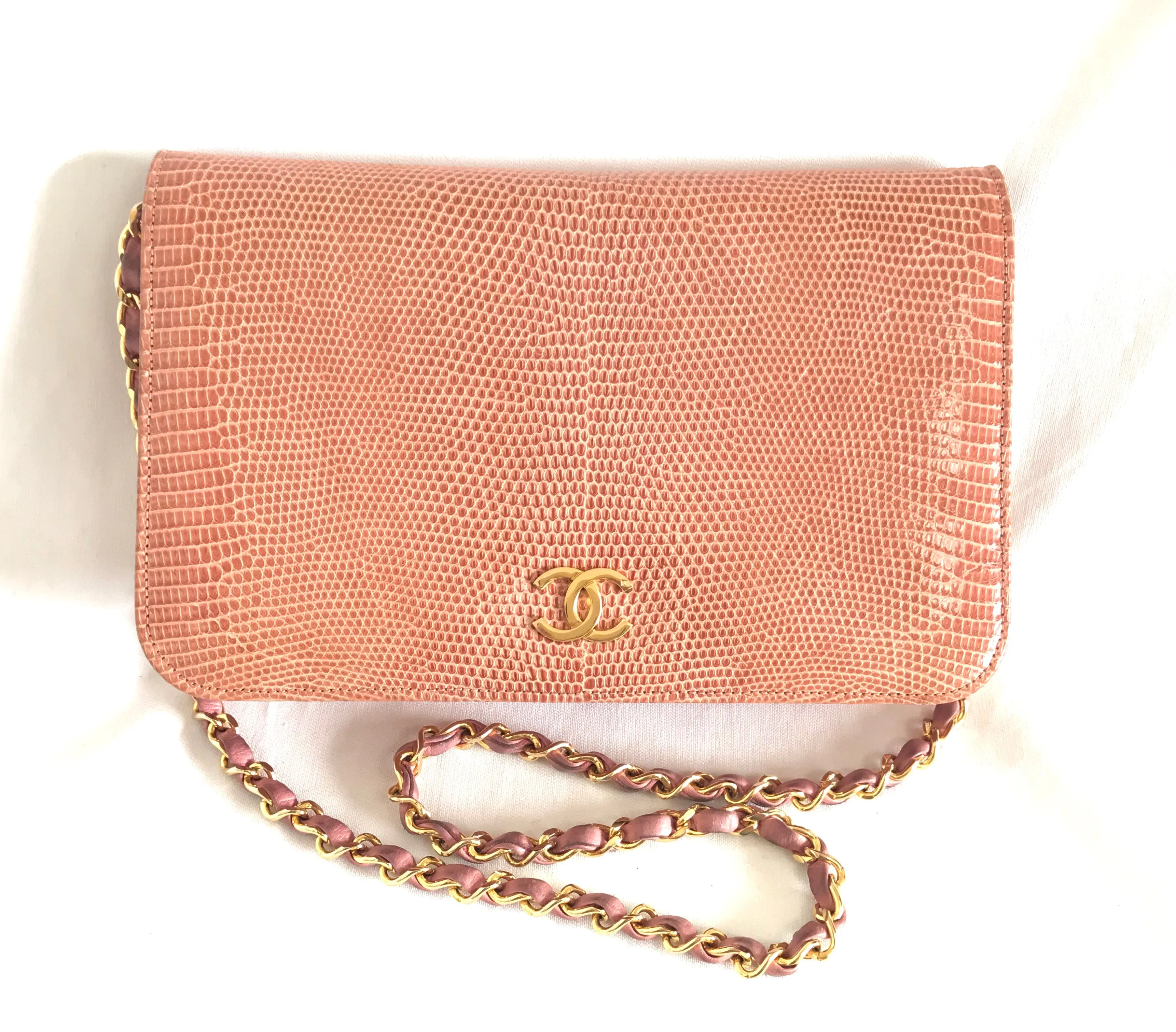 Vintage CHANEL milky pink genuine lizard leather 2.55 shoulder bag with golden CC mark and and chain strap. Rare masterpiece. 050323re10