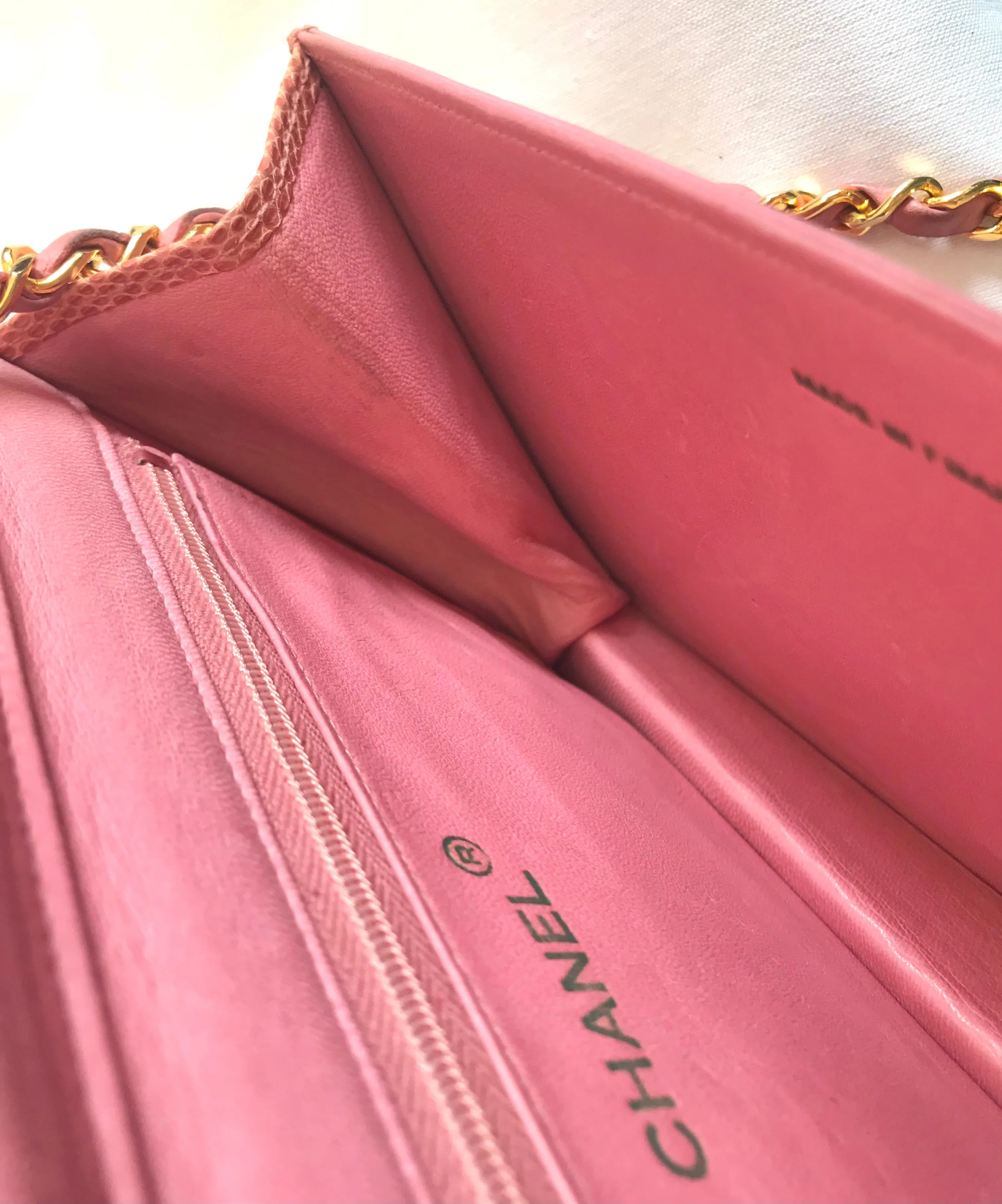 Vintage CHANEL milky pink genuine lizard leather 2.55 shoulder bag with golden CC mark and and chain strap. Rare masterpiece. 050323re10