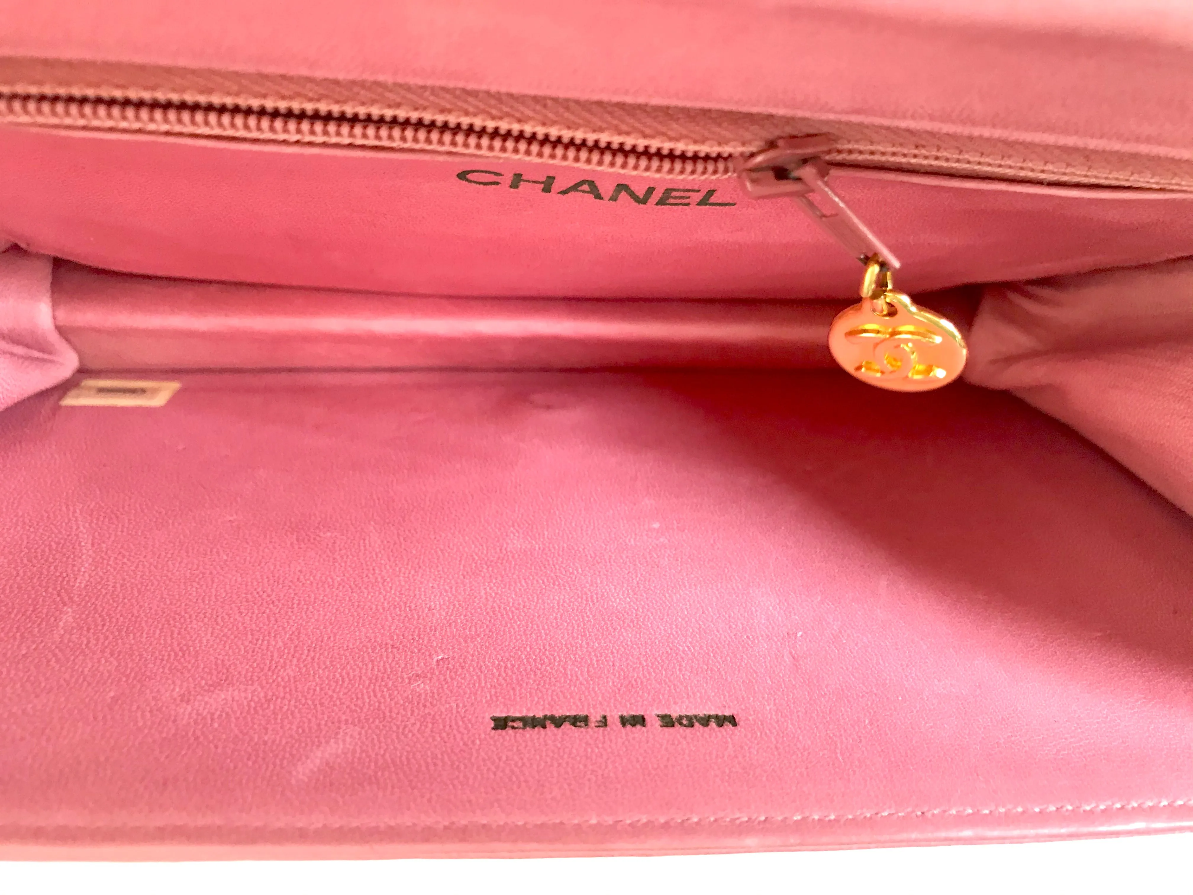 Vintage CHANEL milky pink genuine lizard leather 2.55 shoulder bag with golden CC mark and and chain strap. Rare masterpiece. 050323re10