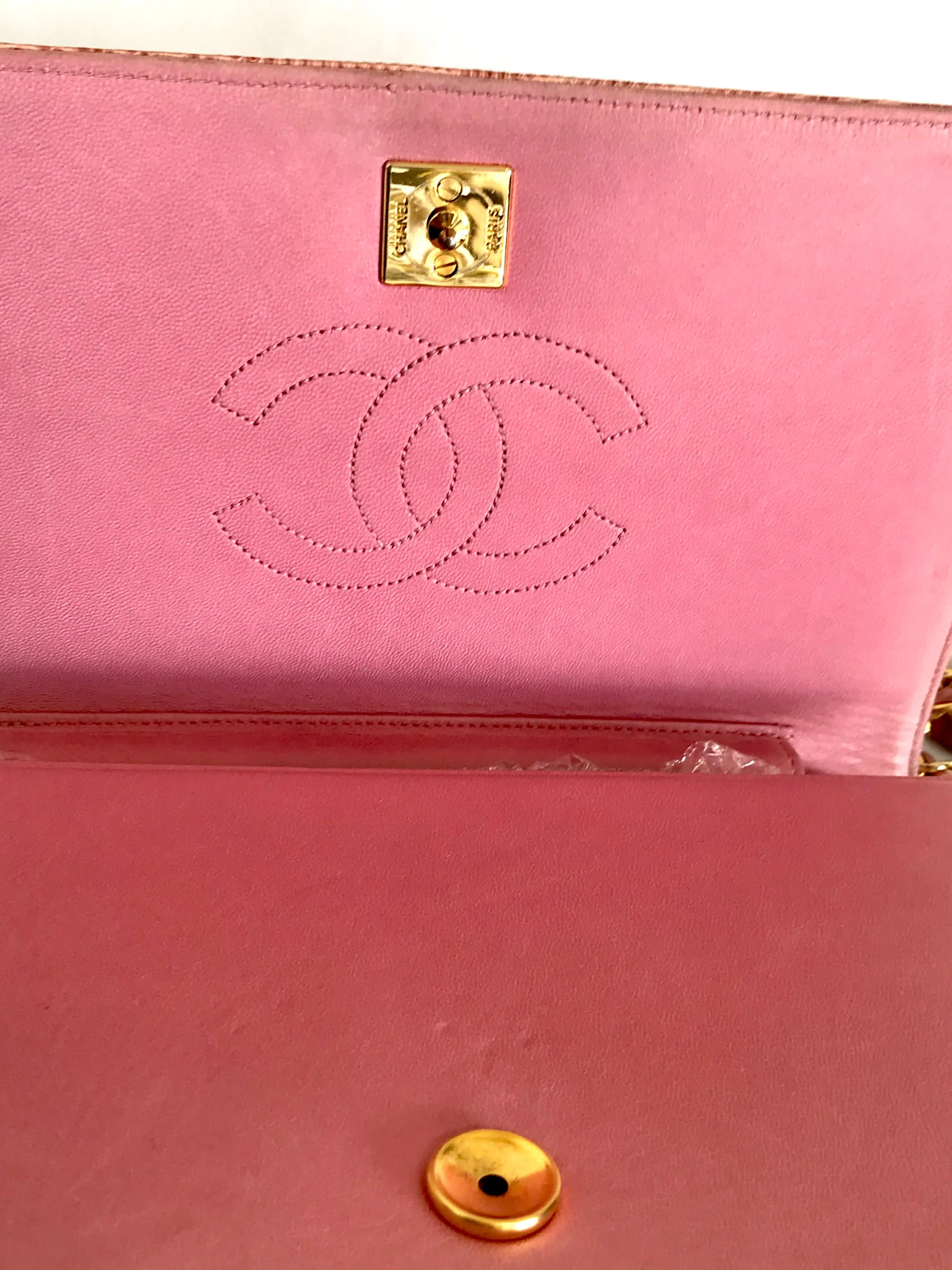 Vintage CHANEL milky pink genuine lizard leather 2.55 shoulder bag with golden CC mark and and chain strap. Rare masterpiece. 050323re10