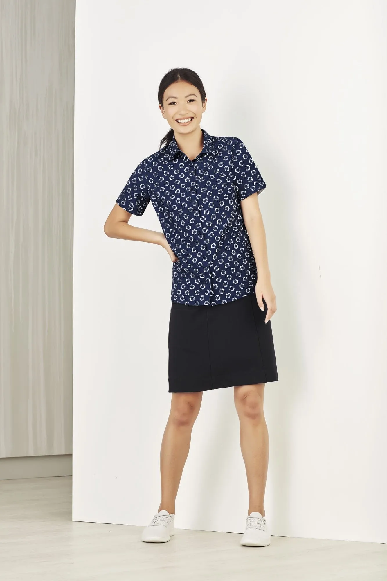 Womens Easy Stretch Daisy Print Short Sleeve Shirt
