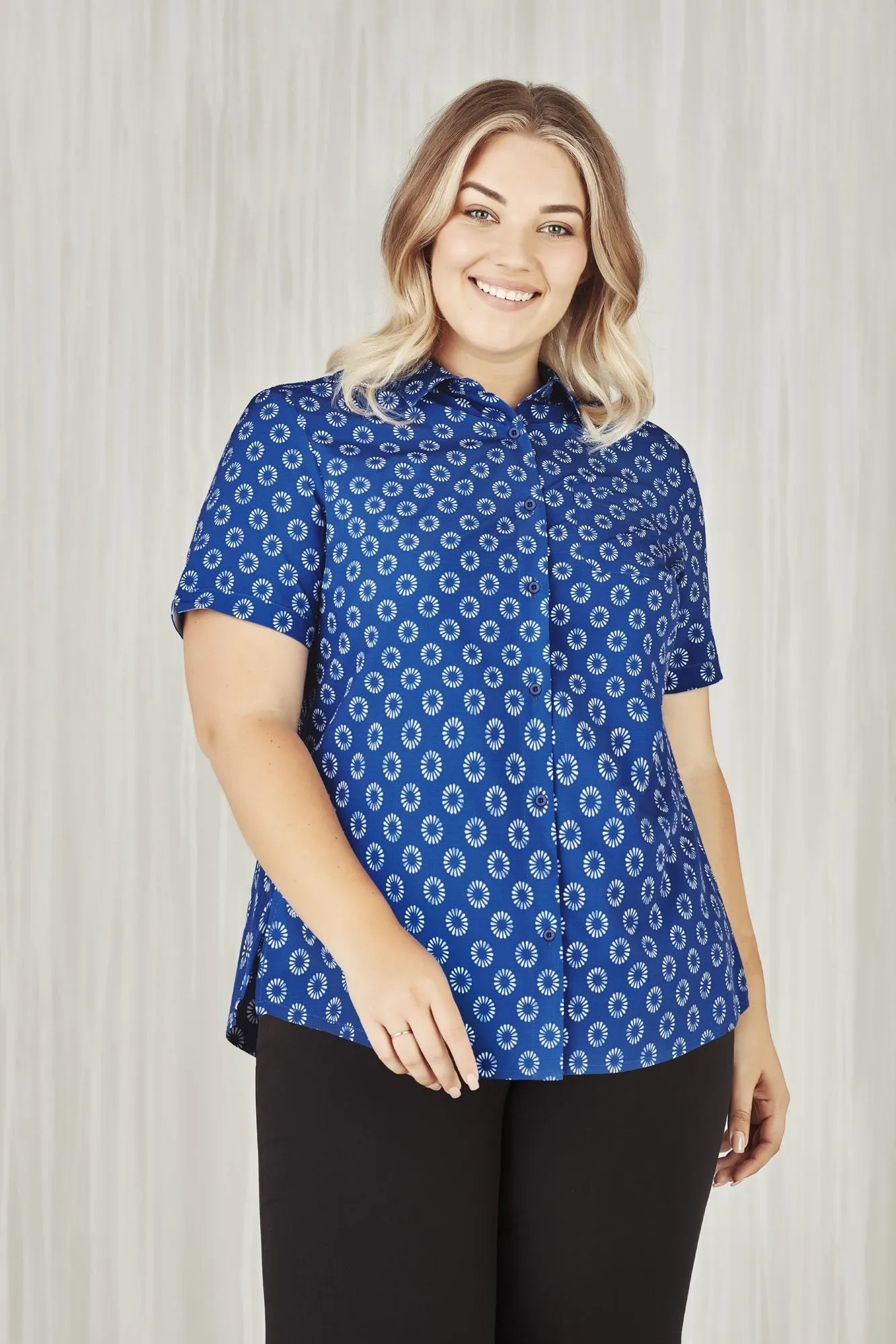 Womens Easy Stretch Daisy Print Short Sleeve Shirt
