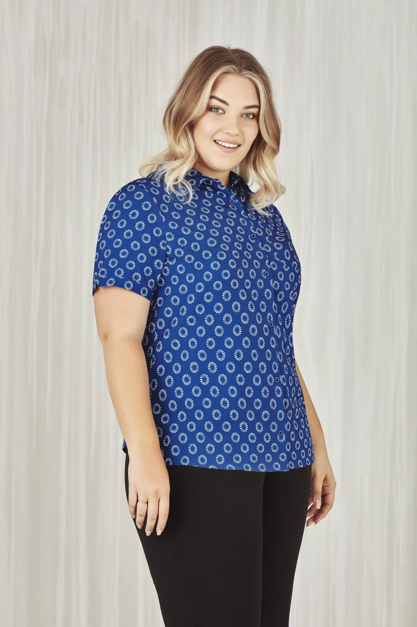 Womens Easy Stretch Daisy Print Short Sleeve Shirt