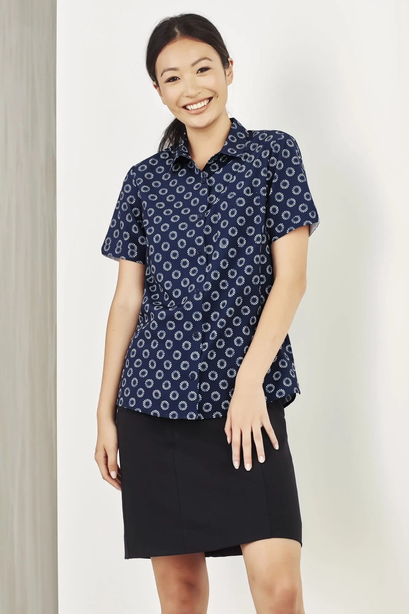 Womens Easy Stretch Daisy Print Short Sleeve Shirt