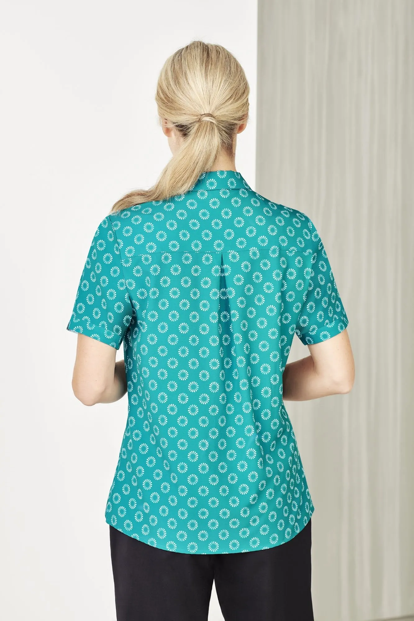 Womens Easy Stretch Daisy Print Short Sleeve Shirt